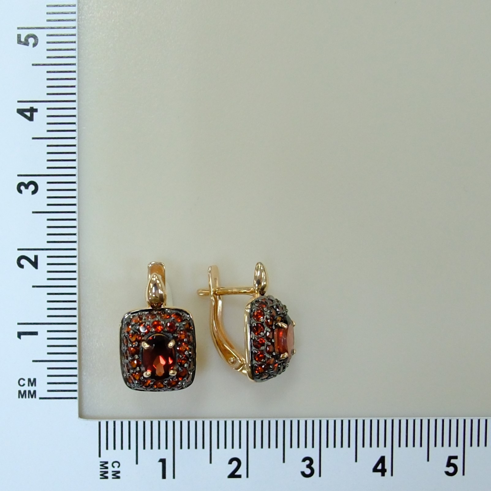 Серьги из золота с гранатами